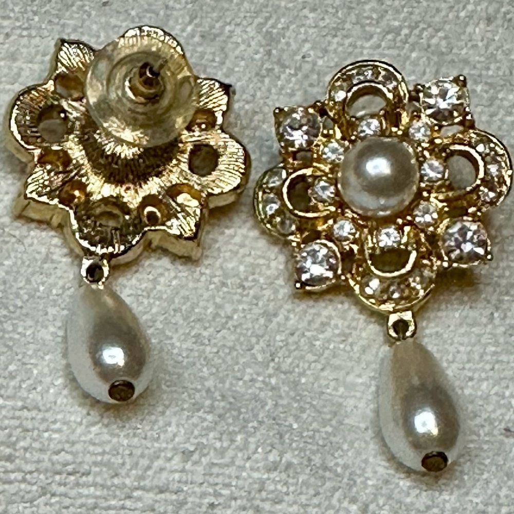 Vintage, Elegant, Gold, Crystal and Pearl Drop Earrings - Picture 2 of 4
